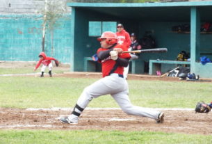 Bernabé Solís de Tiburones en la Liga de Beisbol San Nicolás