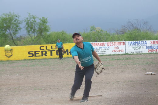 Nabor Soto de Ninis en el softbol del Club Sertoma