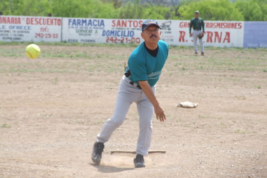 Nabor Soto de Ninis en el softbol del Club Sertoma