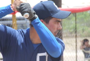 Ángel César Mireles de Ponchados en el softbol del Club Sertoma