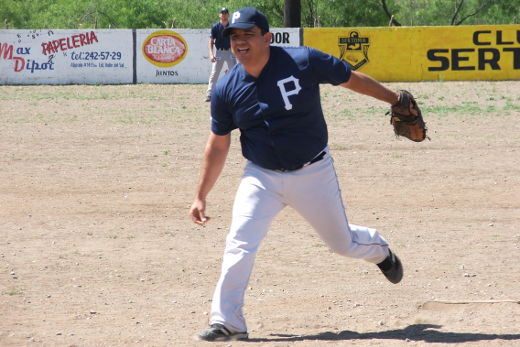 David Montemayor de Ponchados en el softbol del Club Sertoma