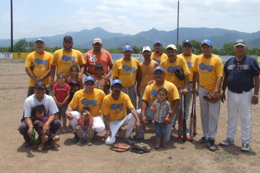 Equipo Tiburones en el softbol del Club Sertoma