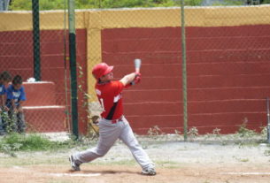 Mizael Nery de Tiburones en el beisbol de la Liga de San Nicolás